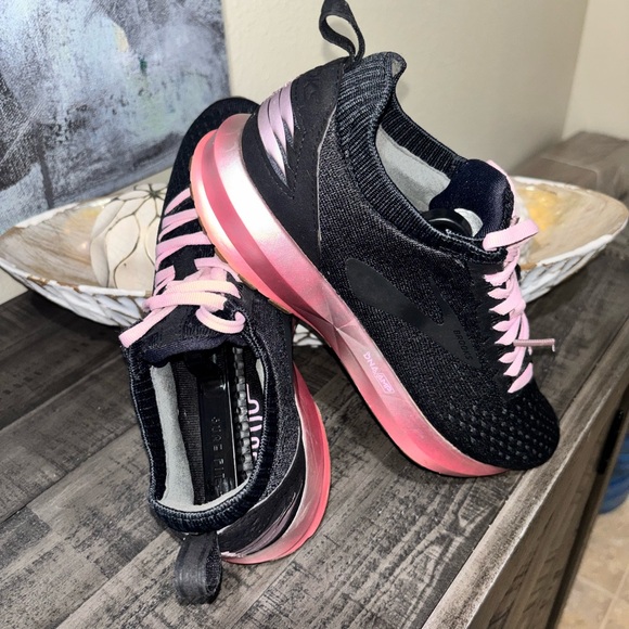 Brooks Levitate 2 running Black/Pink SZ 7.5 - Picture 4 of 12